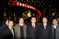 國家質(zhì)檢總局副局長支樹平（右三）在中央電視臺演播大廳2010年&ldquo;3.15晚會&rdquo;直播現(xiàn)場與中國質(zhì)量檢驗協(xié)會會員工作部主任楊曉東（右二）、防偽中心主任王成村（右一）、會員工作部副主任劉輝（左二）、會員工作部副主任王劍（左一）等協(xié)會工作人員代表合影留念