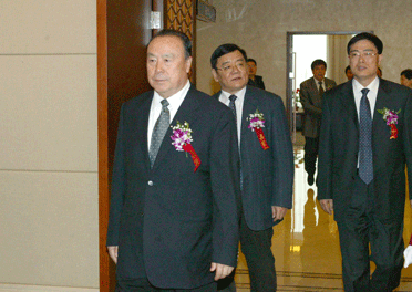 國家質(zhì)檢總局副局長劉平均、總工程師張綱陪同全國政協(xié)副主席白立忱步入會(huì)場